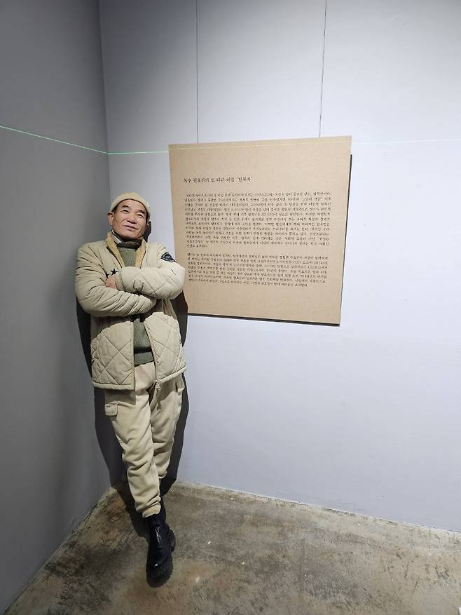 올해 1월 서울 도봉구에서 한 달간 열린 문화예술부 주최 ‘탈북 예술가의 삶’ 전시회에 자신의 작품들을 출품한 권씨가 자세를 잡고 있다.