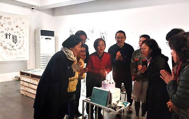지난 11월24일 미술동인 두렁 창립 40주년 전 ‘두렁, 지금’이 열린 관훈갤러리 3층에서 펼쳐진 자료집 ‘두렁, 앞뒤’의 출판 기념회 광경. 정정엽, 라원식, 이기연, 성효숙씨 등 두렁 동인 작가들과 자료집을 만든 김종길 기획자가 축하케이크의 촛불을 불어서 끄고 있다. 케이크 앞에 출간된 자료집 ‘두렁, 앞뒤’가 보인다. 노형석 기자