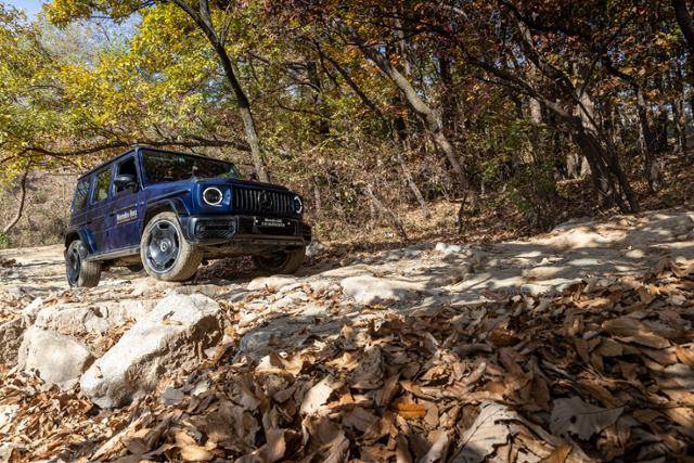 벤츠 G클래스 차량이 자연 원형 그대로 만들어진 오프로드 체험 코스를 달리고 있다. 벤츠코리아 제공