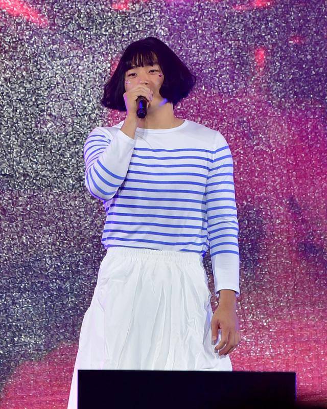 프로야구 정규시즌 최우수선수(MVP) 김도영이 지난달 30일 광주 김대중컨벤션센터에서 열린 'KIA타이거즈 V12 팬페스트'에서 걸그룹 뉴진스 하니 분장을 하고 일본 가요 '푸른 산호초'를 부르고 있다. 광주=뉴시스