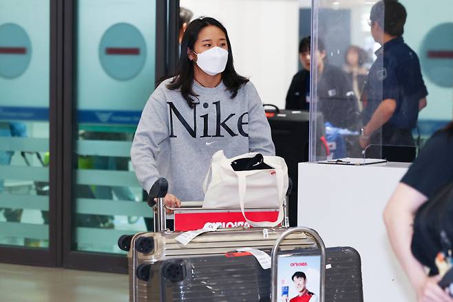 <yonhap photo-4316=""> 귀국하는 안세영 (영종도=연합뉴스) 서대연 기자 = 배드민턴 안세영이 25일 오후 인천국제공항 제1여객터미널을 통해 귀국하고 있다. 안세영은 전날 중국 선전에서 열린 세계배드민턴연맹(BWF) 월드투어 슈퍼 750 중국 마스터스 여자 단식 결승전에서 중국의 가오팡제(28위)를 2-0(21-12 21-8)으로 완파하고 우승했다. 2024.11.25 dwise@yna.co.kr/2024-11-25 19:56:35/ <저작권자 ⓒ 1980-2024 ㈜연합뉴스. 무단 전재 재배포 금지, AI 학습 및 활용 금지></yonhap>