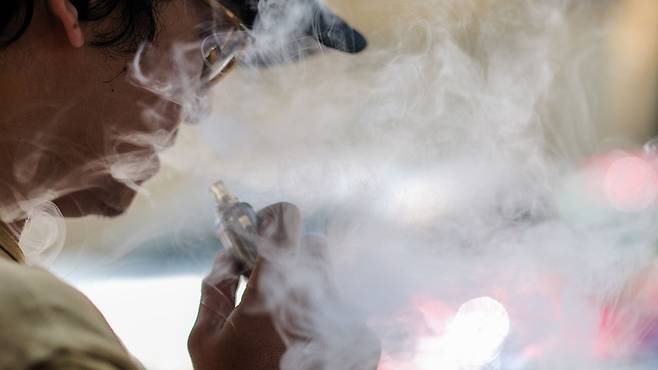 베트남 하노이 거리에서 전자담패를 피우는 한 남성 [EPA 연합뉴스 자료사진]