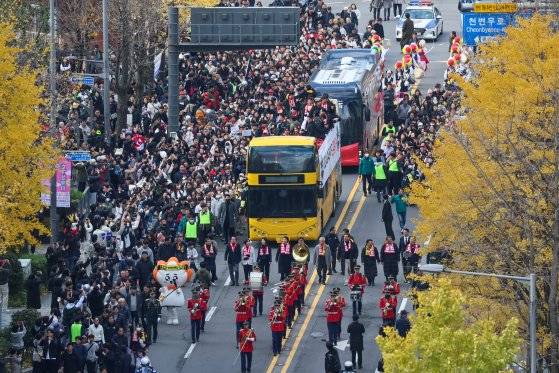 광주 도심서 펼쳐진 카퍼레이드   (광주=연합뉴스) 김혜인 기자 = 30일 광주 동구 금남로 일대에서 프로야구 광주 연고팀 KIA 타이거즈 한국시리즈 우승 기념 카퍼레이드가 펼쳐지고 있다. KIA 타이거즈 우승 카퍼레이드는 전신 해태 타이거즈 때인 1989년 이후 35년 만이다. 2024.11.30 [공동취재]   in@yna.co.kr (끝)  〈저작권자(c) 연합뉴스, 무단 전재-재배포, AI 학습 및 활용 금지〉