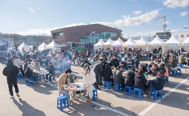 ▲ 강원 고성군 오호어촌체험마을 축제위원회가 주관한 ‘2024 오호항 도루묵 축제’가 지난달 29일부터 1일까지 3일간 주민과 관광객 등이 참여한 가운데 죽왕면 오호항 일원에서 열려 어선 무료시승, 도루묵 구이·정량달기·경매·요리체험을 비롯한 맨발걷기·바다공예·성황당체험 등 문화체험행사, 버스킹공연·길거리노래방 등 공연·경연이 징행되고, 수산물먹거리장터·특산물판매장·푸드트럭이 운영되는 등 성황리에 마쳤다. 고성군청 제공