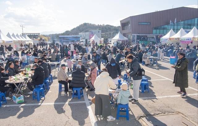 ▲ 강원 고성군 오호어촌체험마을 축제위원회가 주관한 ‘2024 오호항 도루묵 축제’가 지난달 29일부터 1일까지 3일간 주민과 관광객 등이 참여한 가운데 죽왕면 오호항 일원에서 열려 어선 무료시승, 도루묵 구이·정량달기·경매·요리체험을 비롯한 맨발걷기·바다공예·성황당체험 등 문화체험행사, 버스킹공연·길거리노래방 등 공연·경연이 징행되고, 수산물먹거리장터·특산물판매장·푸드트럭이 운영되는 등 성황리에 마쳤다. 고성군청 제공
