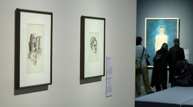 한국경제신문과 국립중앙박물관, 레오폴트미술관이 주최하는 ‘비엔나 1900, 꿈꾸는 예술가들-구스타프 클림트부터 에곤 실레까지’ 전시가 30일 개막했다. 관람객들이 작품을 살펴보고 있다. /이솔 기자