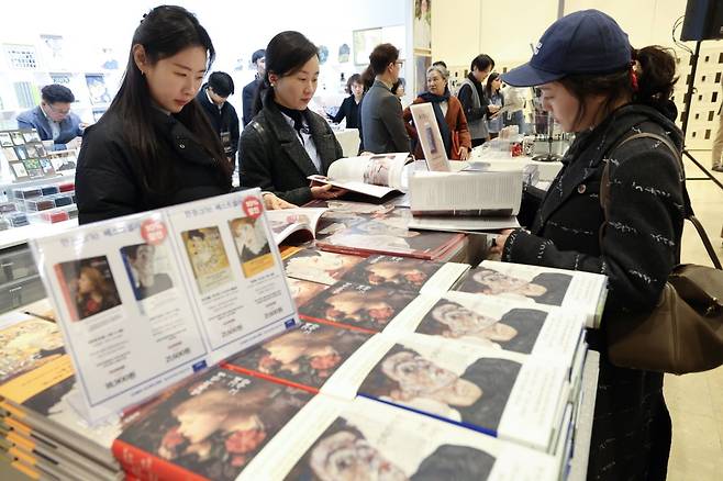 한국경제신문과 국립중앙박물관, 레오폴트미술관이 주최하는 ‘비엔나 1900, 꿈꾸는 예술가들-구스타프 클림트부터 에곤 실레까지’ 개막 행사가 29일 오후 서울 용산 국립중앙박물관에서 열렸다. 참석자들이 한경 아르떼 도서를 살펴보고 있다. /이솔 기자
