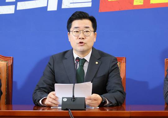 박찬대 더불어민주당 원내대표가 1일 오전 국회에서 열린 기자간담회에서 발언하고 있다. 연합뉴스