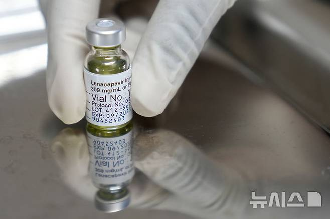 [케이프타운(남아공)=AP/뉴시스]남아공 케이프타운의 데스몬드 투투 보건 재단 산하 마시푸멜레 연구센터에서 지난 7월23일 한 약사가 새로운 후천성면역결핍증후군(에이즈) 백신 레나카파비르 병을 들고 있다. 세계가 마침내 후천성면역결핍증후군(에이즈) 백신 개발에 가장 가까이 근접했다. 2024.12.01.
