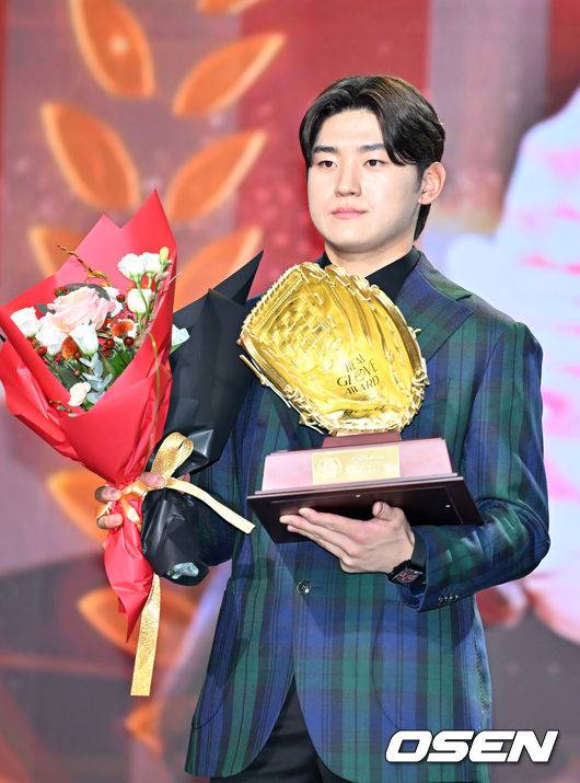 [OSEN=민경훈 기자] 1일 오전 서울 그랜드 하얏트 호텔에서 KBO리그 포지션별 최고의 수비수를 선정하는 '2024 컴투스프로야구 리얼글러브 어워드’가 열렸다.선수협에 따르면 리얼글러브 어워드는 미국 메이저리그(MLB)의 골드글러브 어워드처럼 수비만을 평가 기준으로 두고 수상자를 선정한다.올해의 선수상을 수상한 KIA 김도영이 포토타임을 갖고 있다. 2024.12.01 / rumi@osen.co.kr