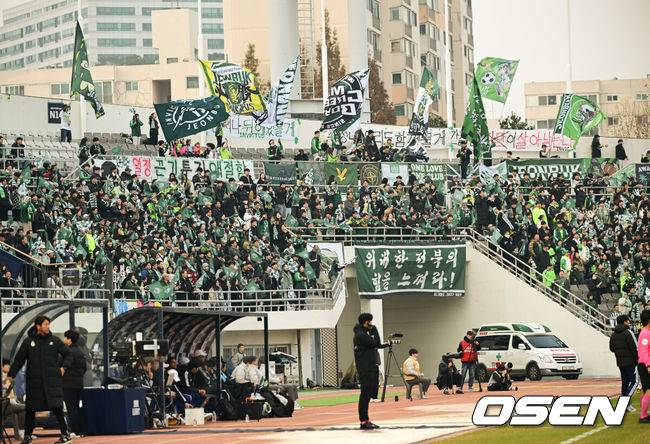 [OSEN=목동, 김성락 기자] 1일 오후 서울 양천구 목동종합운동장 목동주경기장에서 '하나은행 K리그 2024 승강 PO 1차전' 서울 이랜드와 전북 현대의 경기가 열렸다. K리그1 역대 최다 우승(9회)로 적수가 없었던 전북의 K리그 10위 승강 PO 추락은 많은 팬들에게 충격을 안겼다.경기장을 방문한 전북 팬들이 열띤 응원을 펼치고 있다. 2024.12.01 / ksl0919@osen.co.kr
