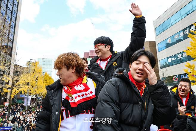 KIA 김전신, 양현종, 최원준, 최형우가 11월30일 우승 카퍼레이드 도중 팬들과 인사하며 즐거워하고 있다. KIA 타이거즈 제공
