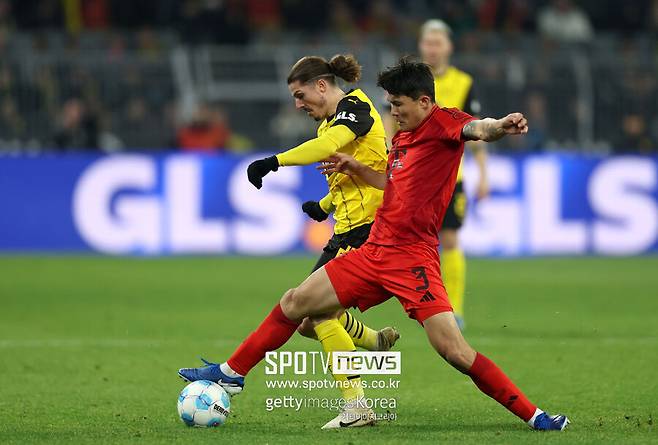 ▲ 김민재는 독일 도르트문트의 지그날 이두나 파크에서 열린 2024-25시즌 분데스리가 12라운드 도르트문트전에서 후반 80분까지 뮌헨의 수비를 책임지며 인상적인 활약을 펼쳤다. 뮌헨은 이 경기에서 1-1 무승부를 기록하며 리그 무패 행진을 이어갔다. 후반 80분 상대 선수와 볼 다툼 도중 팔꿈치에 얼굴을 맞아 눈썹 부위 출혈이 발생했다. 출혈로 인해 교체됐다. 경기 후 기자회견에서 김민재 컨디션에 대한 질문이 있었는데 “김민재는 눈썹 부위가 찢어져 몇 바늘 봉합했다. 하지만 김민재는 괴물 같은 선수다. 이런 부상은 그를 흔들지 못한다. 곧바로 출전 준비가 될 것”이라는 발표가 있었다