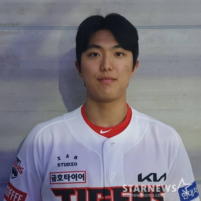 KIA 이의리가 지난 11월 30일 광주광역시 서구에 위치한 김대중컨벤션센터에서 열린 'V12 타이거즈 페스타'에서 취재진과 인터뷰에 응하고 있다. /사진=김동윤 기자