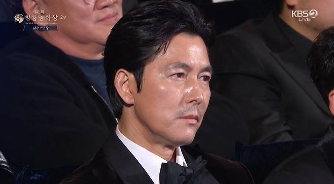 (서울=뉴스1) = '혼외자 논란'을 빚은 배우 정우성이 29일 오후 서울 영등포구 여의도 KBS홀에서 열린 제45회 청룡영화상에 참석해 있다.   정우성은 이날 최다관객상 시상자로 무대에 올라 "저는 오늘 '서울의 봄'과 함께했던 모든 관계자에게 제 사적인 일이 영화에 오점으로 남지 않기를 바라는 마음으로 이 자리에 섰다"고 말했다. 이어 "또한 저에게 사랑과 기대를 보내주셨던 모든 분에게 염려와 실망을 안겨드린 점 죄송하다고 말씀드립니다"라고 밝혔다.   이어서 "모든 질책은 제가 받고 안고 가겠다"라며 "그리고 아버지로서 아들에 대한 책임을 끝까지 다할 것입니다"라고 직접 입장을 전했다.(KBS 캡처) 2024.11.29/뉴스1  Copyright (C) 뉴스1. All rights reserved. 무단 전재 및 재배포,  AI학습 이용 금지. /사진=(서울=뉴스1)