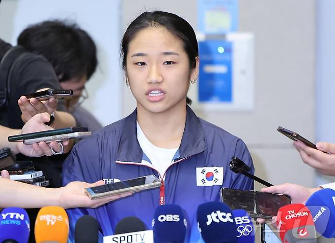안세영이 지난 8월 올림픽 이후 귀국해 공항에서 취재진과 인터뷰를 하고 있다. /사진=뉴스1