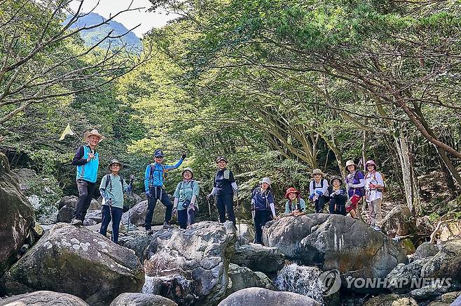 영화제 기간 영남알프스 찾은 방문객들 (울산=연합뉴스) 30일 울산 울주군 영남알프스 일원에서 제9회 울산울주세계산악영화제 프로그램 '배성동의 영남알프스 기행' 참가자들이 기념 사진을 찍고 있다. 2024.9.30. [울산울주세계산악영화제 제공. 재판매 및 DB 금지] jjang23@yna.co.kr