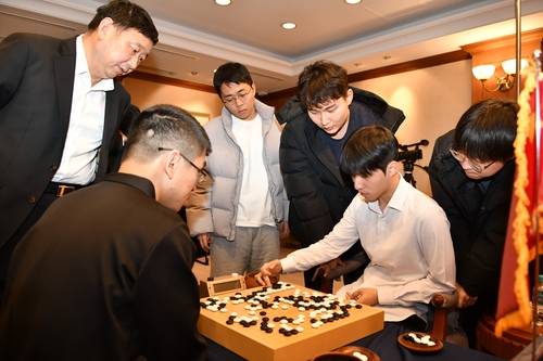 김명훈(오른쪽에서 두 번째)의 3연승 뒤 복기하는 대표선수들 [한국기원 제공. 재판매 및 DB 금지]