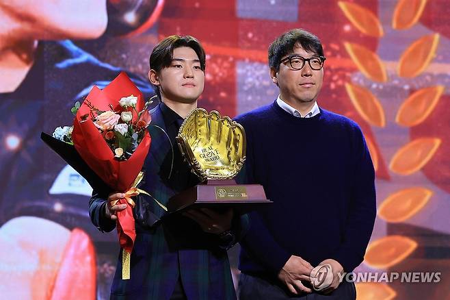 올해의 선수상 수상한 김도영 (서울=연합뉴스) 신현우 기자 = 1일 서울 용산구 그랜드 하얏트 호텔에서 한국프로야구선수협회가 연 2024 컴투스프로야구 리얼글러브 어워드에서 KIA 김도영이 올해의 선수상을 수상한 뒤 시상한 선수협회장 LG 김현수와 기념 촬영하고 있다. 2024.12.1 nowwego@yna.co.kr