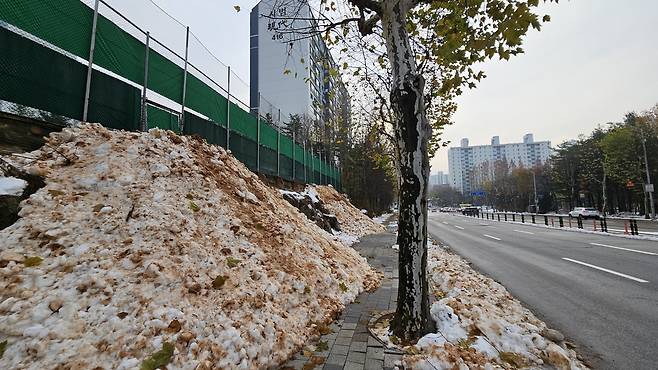 쌓인 눈 때문에 불편 주는 분당 서현동 인도 [촬영 이우성]