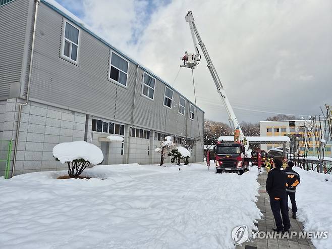 경기소방, 성남 창곡중서 지붕 제설 작업 실시 (성남=연합뉴스) 경기도소방재난본부는 28일 성남시 창곡중에 굴절차, 탱크차 등을 투입해 지붕 제설 작업을 실시했다고 밝혔다. 사진은 제설 작업이 진행 중인 모습. 2024.11.28 [경기도소방재난본부 제공. 재판매 및 DB 금지]