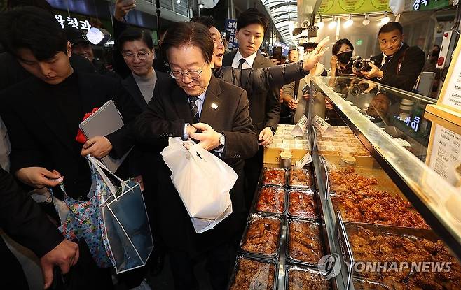 포항 죽도시장서 장보는 이재명 대표 (포항=연합뉴스) 윤관식 기자 = 더불어민주당 이재명 대표가 1일 오후 경북 포항시 죽도시장을 찾아 닭튀김을 사고 있다. 2024.12.1 psik@yna.co.kr