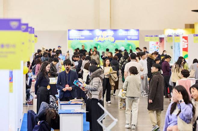 ‘2024 부산국제아동도서전’이 개막한 28일 부산 벡스코 제1전시장 2홀에서 행사장을 찾은 사람들이 책을 둘러보고 있다. (사진=대한출판문화협회 제공).