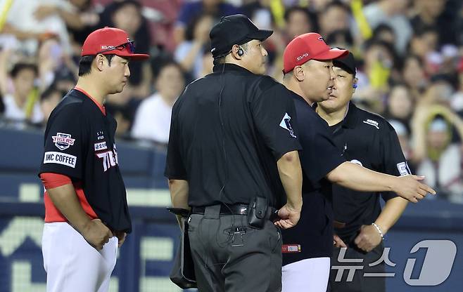 16일 오후 서울 송파구 잠실야구장에서 열린 ‘2024 신한 SOL 뱅크 KBO리그’ KIA 타이거즈와 LG 트윈스의 경기, KIA 이범호 감독이 8회말 1사 LG 오지환의 타석 때 체크 스윙 여부에 대해 항의하고 있다. 2024.8.16/뉴스1 ⓒ News1 김성진 기자