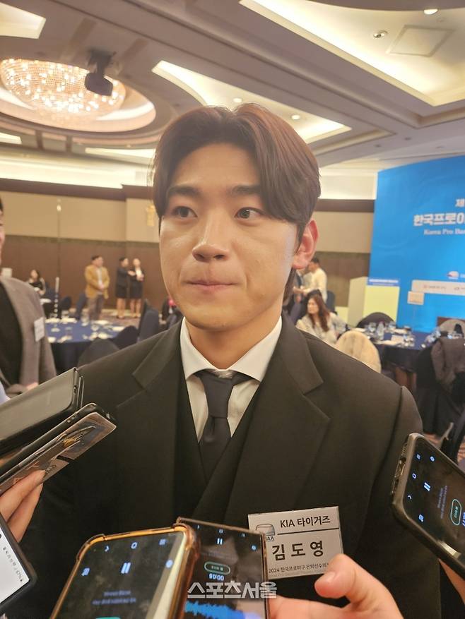 KIA 김도영이 1일 호텔리베라 청담에서 열린 2024 한국프로야구 은퇴선수의 날 행사에서 ‘최고의 선수상’을 수상한 후 인터뷰에 응했다. 호텔리베라청담 | 김동영 기자 raining99@sportsseoul.com