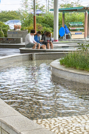 가벼운 마음으로 척산온천수로 족욕을 즐길 수 있다.