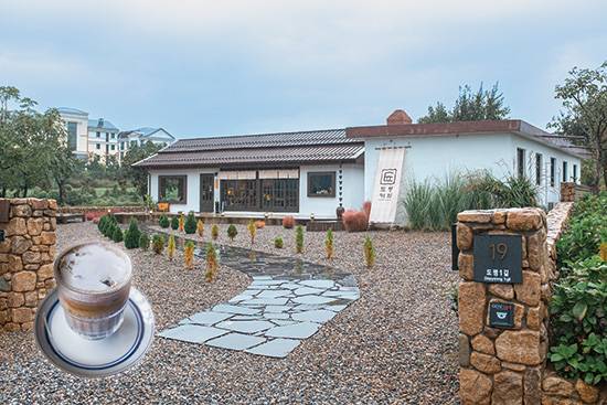 넓은 마당이 있는 도평커피와 도평커피의 시그니처인 ‘팥크림커피’(사진 좌측 아래)