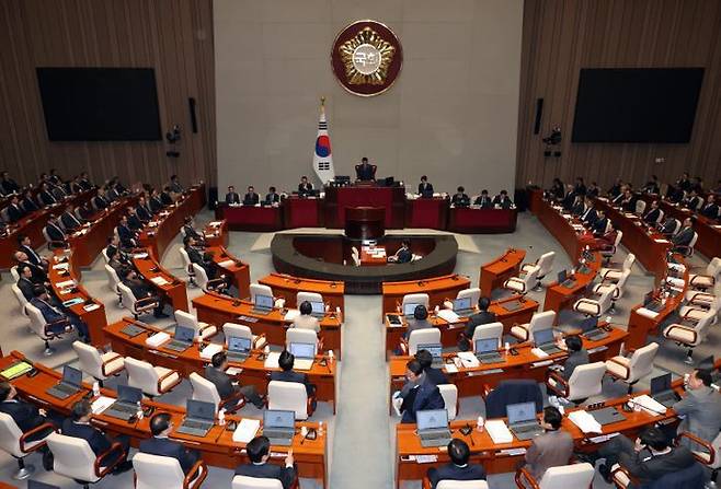 박정 국회 예산결산특별위원장이 지난달 29일 서울 여의도 국회에서 열린 예산결산특별위원회에서 내년도 예산안 가결 후 산회를 선포하고 있다.ⓒ뉴시스