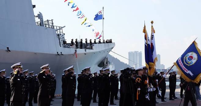 대한민국 해군의 첫 8200t급 이지스구축함인 '정조대왕함'(DDG·8200t급) 취역식이 열린 2일 부산 남구 해군작전사령부 부산작전기지에서 장병들이 황선우 해군작전사령관에게 경례하고 있다. 길이 170m, 폭 21m, 최고속력 시속 55.5㎞ 이상인 정조대왕함은 탄도미사일에 대한 탐지·추적은 물론 요격까지 가능하다. 이 함정은 전력화과정을 거쳐 내년 연말 실전에 배치될 예정이다. 사진=뉴시스