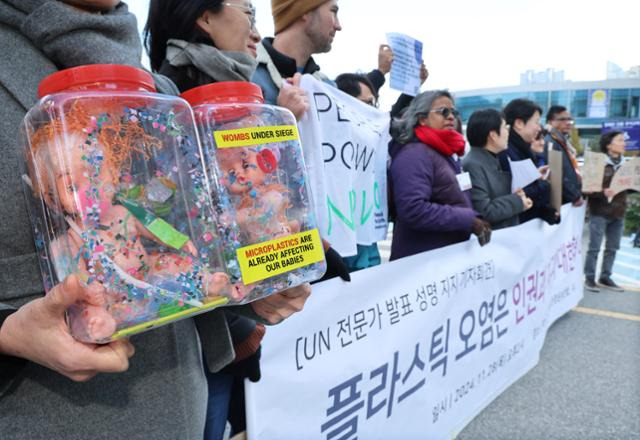 지난달 28일 부산 해운대구 벡스코 앞에서 환경운동연합과 지구의 벗(Friends of the Earth) 소속 회원들이 기자회견을 열고 유엔 전문가들의 성명서에 대한 지지 입장을 밝히며 국제플라스틱 협약에서의 결단을 촉구하고 있다. 연합뉴스