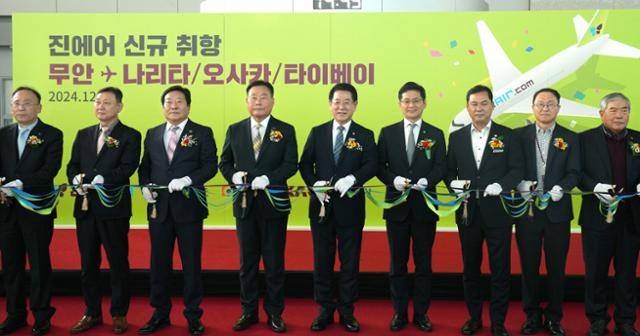 2일 무안국제공항 첫 데일리 국제 정기선 취항식에 김영록 전남지사와 김산 무안군수, 박병휼 진에어 대표 등이 참석했다. 전남도 제공