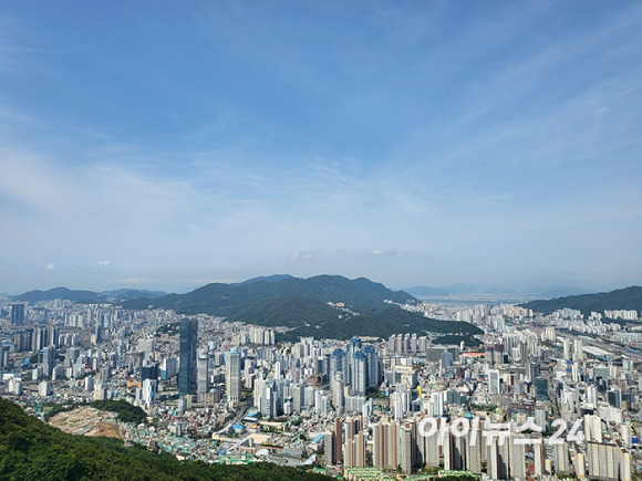 부산광역시 부산진구 황령산 봉수대에서 바라본 부산 시내 전경 [사진=이수현 기자]