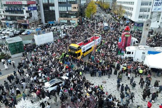 카퍼레이드가 펼쳐진 금남로 일대를 가득 메운 팬들. [뉴시스]