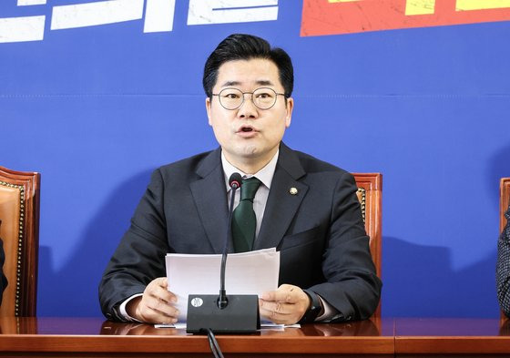 박찬대 더불어민주당 원내대표가 1일 오전 국회에서 열린 기자간담회에서 발언하고 있다.연합뉴스