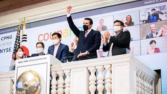 뉴욕증권거래소 오프닝벨을 울린 쿠팡. 거라브 아난드(오른쪽 끝) CFO도 참석했다. AP=연합뉴스