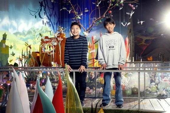 전상윤(왼쪽)·이준호 학생기자가 경기도 안산시 대부도 유리섬을 찾아 유리공예의 일종인 블로잉을 체험하고, 여러 유리 조형물을 살폈다.