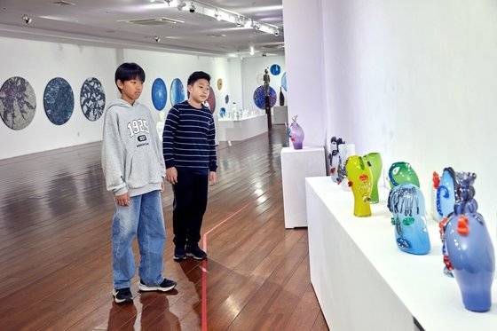 이준호(왼쪽)·전상윤 학생기자가 대부도 유리섬 미술관을 찾아 유리공예 작가들이 만든 여러 조형물을 감상했다.