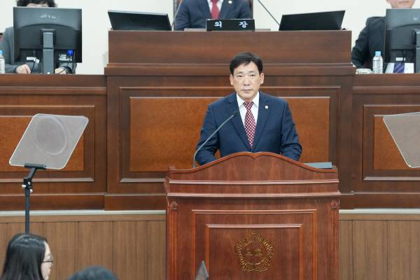 1137번 울산시내버스의 웅상 시가지 운행중단 철회를 요구하는 양산시의회 건의문을 대표발의한 김판조 의원이 본화의에서 관련 발언을 하고있다. 양산시의회 제공