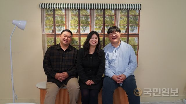 박요한(예스 히 이즈) 대표, 추진주(러브 그로우 레터) 편집장, 황예찬(교회친구 다모여) 대표(왼쪽부터)가 최근 서울 영등포구의 한 모임 공간에서 3인 좌담회를 마친 뒤 기념촬영을 하고 있다. 우정민PD