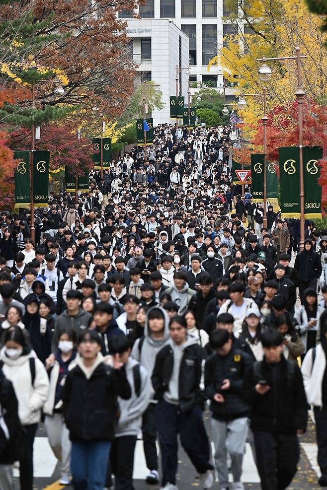 지난달 서울 종로구 성균관대에서 논술시험을 마친 수험생들이 학교를 빠져나오고 있다.  [사진=매경DB]