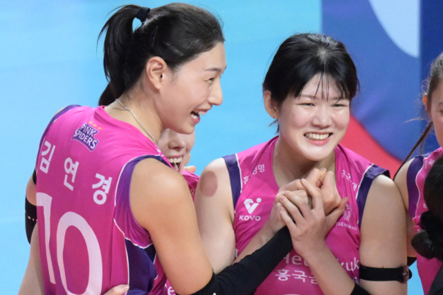 득점 후 기뻐하는 김연경(왼쪽)과 김다은. /KOVO 제공