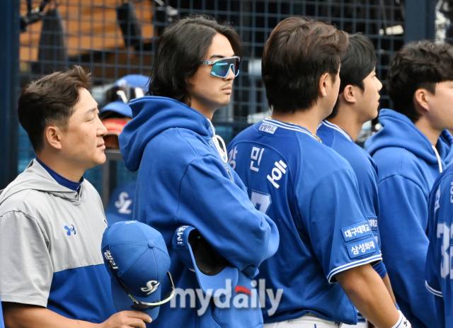 삼성 구자욱이 선수단과 함께 도열하고 있다./마이데일리