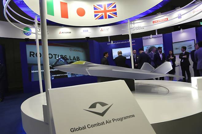 일본이 영국, 이탈리아와 공동개발하는 6세대 전투기 사업에 사우디아라비아의 참여 가능성이 제기된다. 지난해 도쿄 인근 치바 마쿠하리 멧세에서 열린 ‘DSEI 일본 2023’ 방산전시회 때 전시된 3국 공동개발 6세대 전투기 ‘GCAP’ 모형. [헤럴드경제=신대원 기자]