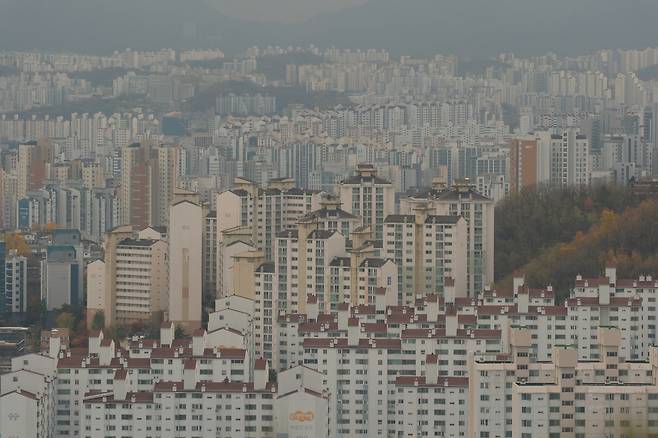 서울 인왕산에서 바라본 서울 시내 아파트 모습. [연합]