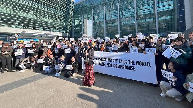 [부산=뉴시스] 지난달 29일 오전 벡스코 앞에서 국내외 시민단체 연합은 기자회견을 열고 플라스틱 국제협약 성안을 위한 제5차 정부간협상위원회(INC-5) 회의의 지지부진함을 비판하고 있다. (사진=그린피스 인터내셔널 제공) 2024.11.29. photo@newsis.com *재판매 및 DB 금지