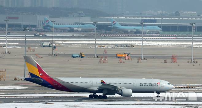 [인천공항=뉴시스] 김선웅 기자 = 지난 29일 인천국제공항 활주로에서 아시아나항공 항공기가 오가고 있다. 2024.11.29. mangusta@newsis.com